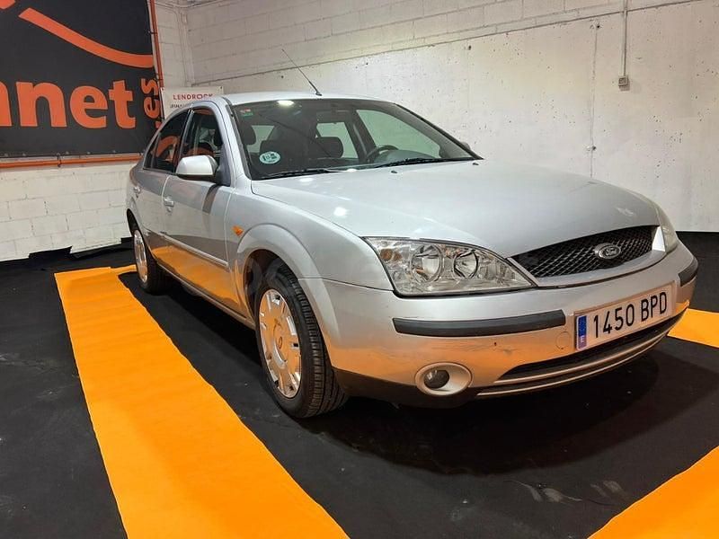 Usado Ford Mondeo Trend 125 CV (91 kW) 2001 Gris / plata Berlina
