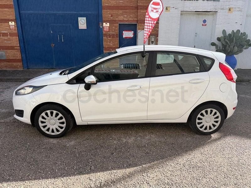 Usado Ford Fiesta Trend 60 CV (44 kW) 2015 Blanco Berlina