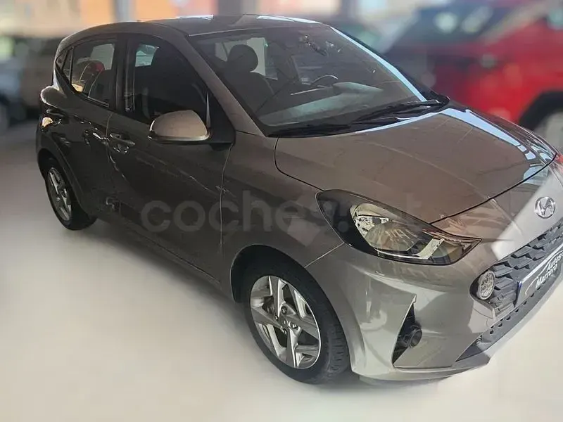 Usado Hyundai i10 67 CV (49 kW) 2022 Beige Utilitario