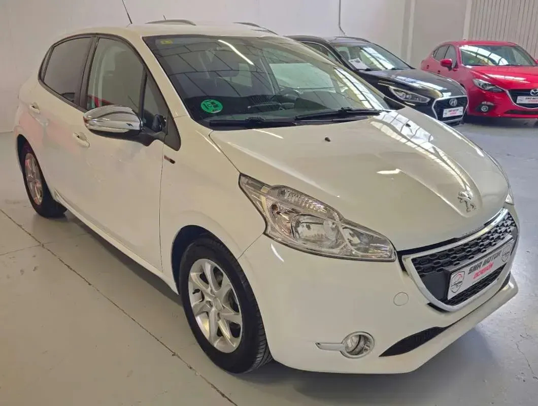 Usado Peugeot 208 Allure 82 CV (60 kW) 2014 Blanco Utilitario