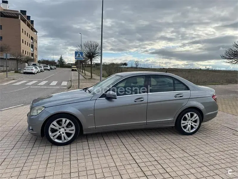 Usado Mercedes C220 Avantgarde 170 CV (125 kW) 2009 Gris / plata Berlina