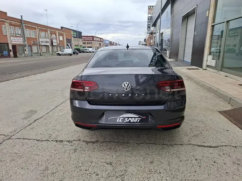 Usado VW Passat Executive 120 CV (88 kW) 2020 Gris / plata Berlina