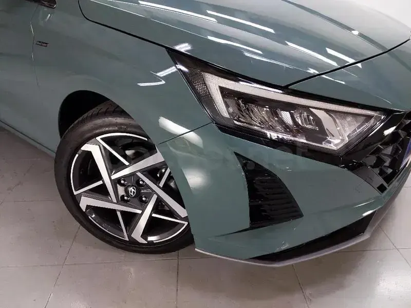 Nuevo Hyundai i20 Blackline 90 CV (66 kW) 2026 Verde Utilitario