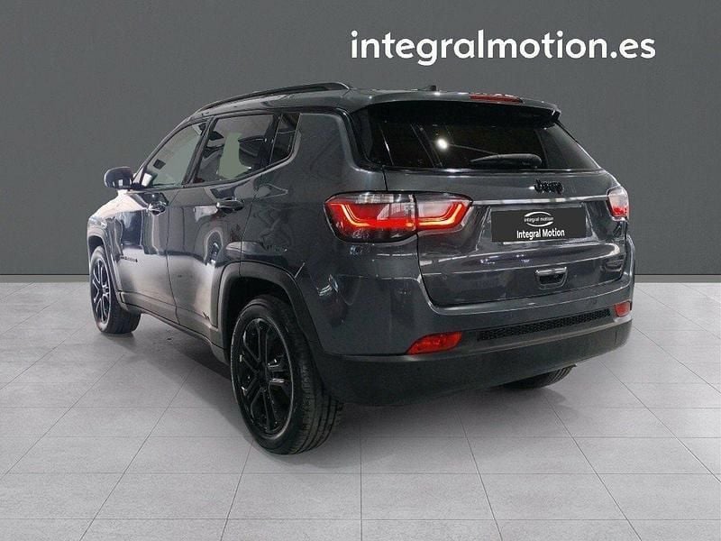 Usado Jeep Compass Night Eagle 130 CV (95 kW) 2022 Gris SUV