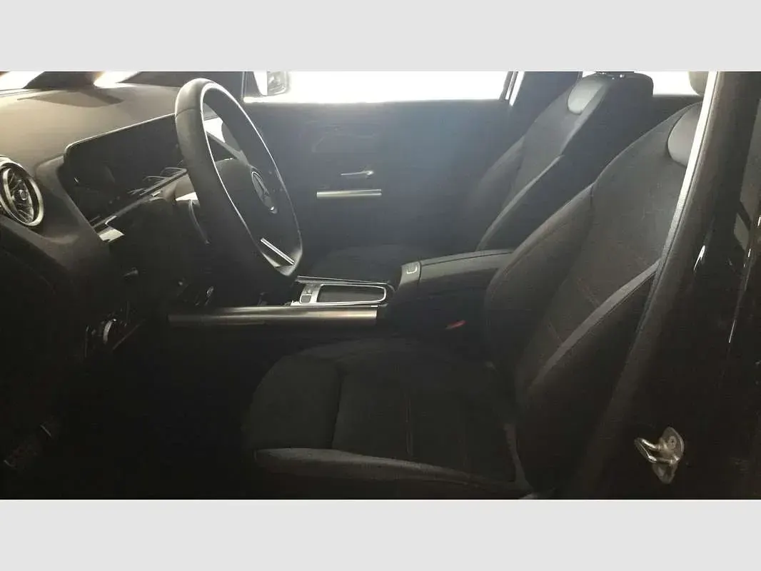 Usado Mercedes GLA200 163 CV (119 kW) 2024 Rojo SUV