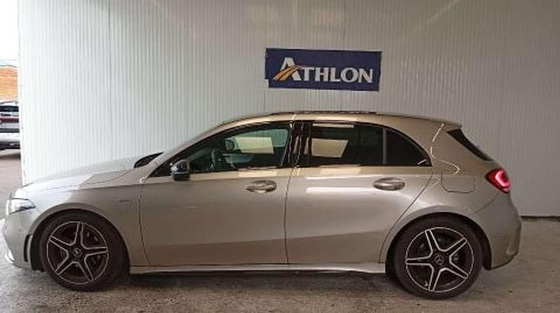 Usado Mercedes A180 116 CV (85 kW) 2021 Gris Utilitario