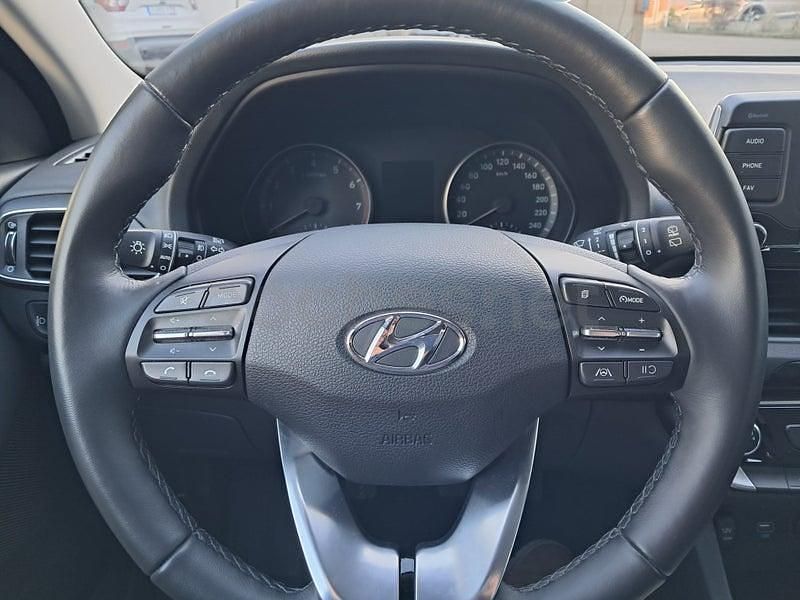 Usado Hyundai i30 110 CV (80 kW) 2024 Negro Berlina