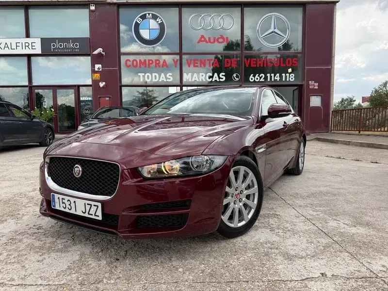 Usado Jaguar XE Prestige 180 CV (132 kW) 2017 Granate Berlina