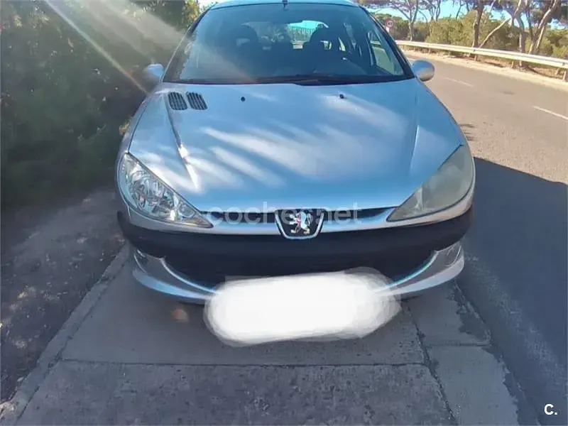 Usado Peugeot 206 70 CV (51 kW) 2000 Gris / plata Berlina