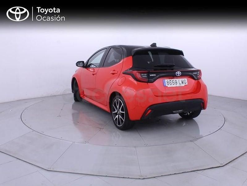 Usado Toyota Yaris Hybrid Style 116 CV (85 kW) 2022 Rojo Berlina