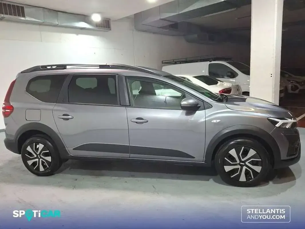 Używany Dacia Jogger Expression 110 KM (80 kW) 2025 Szary Minivan