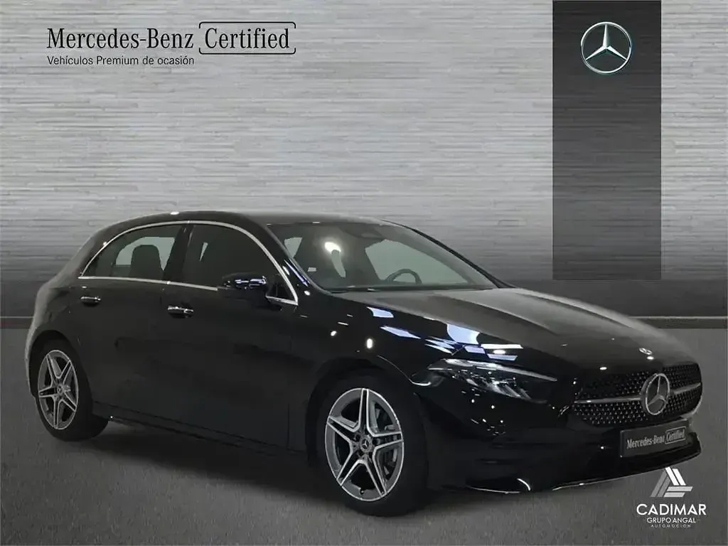 Usado Mercedes A180 AMG line 136 CV (100 kW) 2025 Negro Berlina