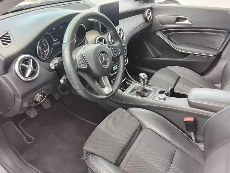 Usado Mercedes CLA200 136 CV (100 kW) 2017 Gris / plata Coupe