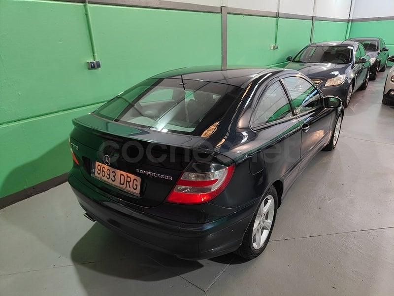 Usado Mercedes C180 143 CV (105 kW) 2006 Azul Berlina