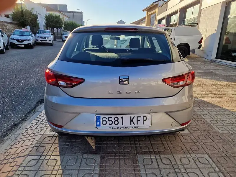 Usado Seat Leon Style 115 CV (84 kW) 2017 Gris / plata Berlina