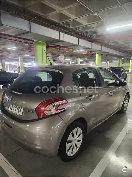 Usado Peugeot 208 Active 82 CV (60 kW) 2012 Beige Utilitario