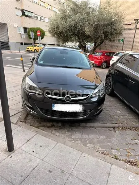 Usado Opel Astra Excellence 130 CV (95 kW) 2013 Negro Familiar