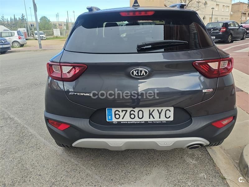 Usado Kia Stonic 120 CV (88 kW) 2019 Gris / plata SUV