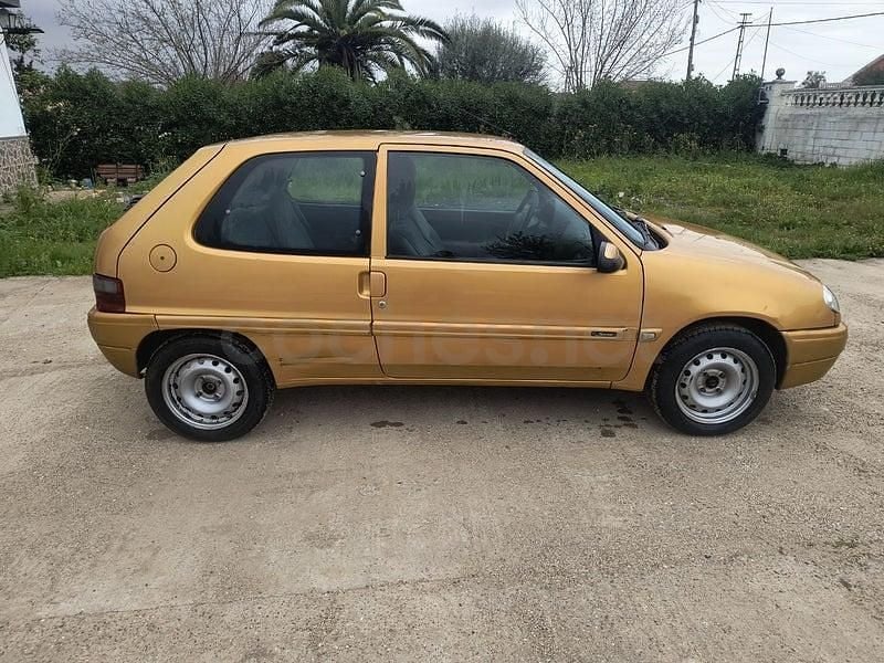 Usado Citroën Saxo 58 CV (42 kW) 2001 Amarillo Utilitario