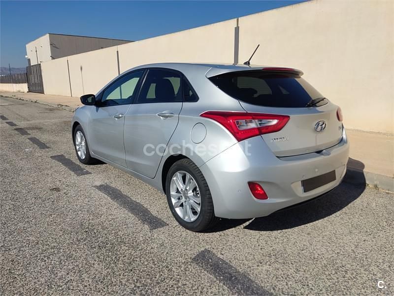 Usado Hyundai i30 110 CV (80 kW) 2014 Gris / plata Berlina