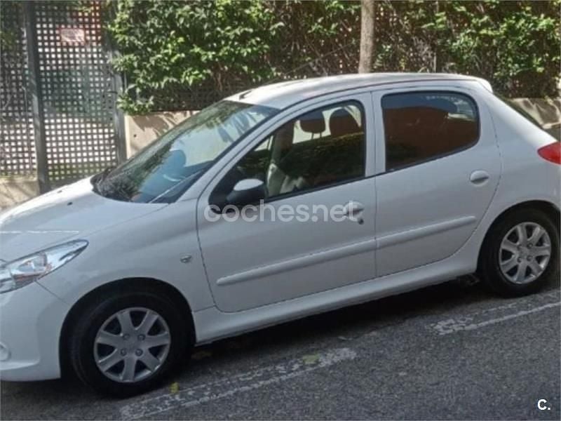 Usado Peugeot 206 75 CV (55 kW) 2011 Blanco Berlina