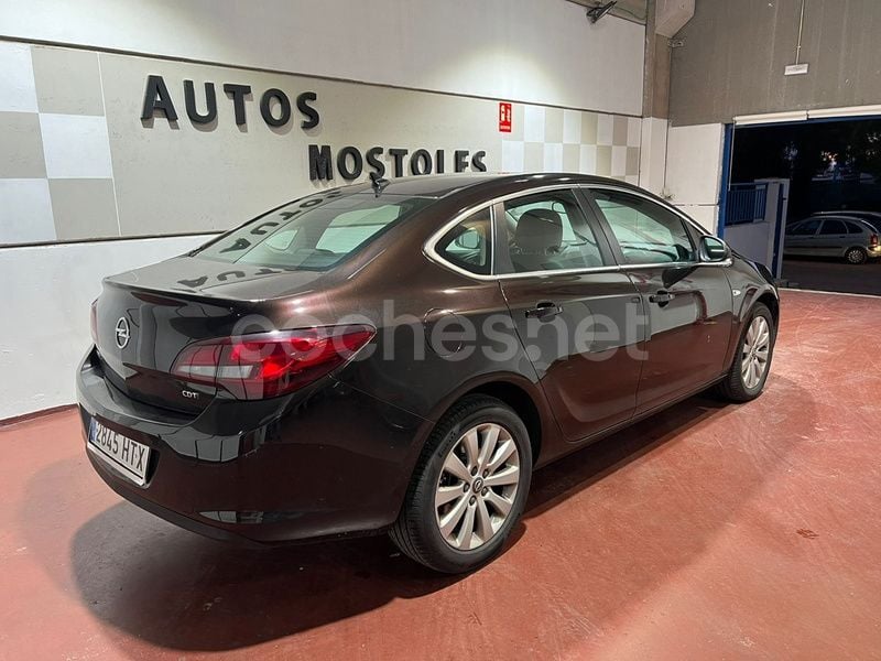 Usado Opel Astra Sportive 110 CV (80 kW) 2013 Negro Berlina