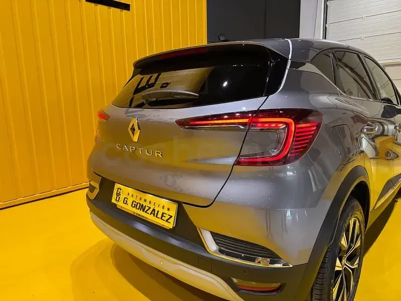 Usado Renault Captur Techno 90 CV (66 kW) 2024 Gris / plata SUV