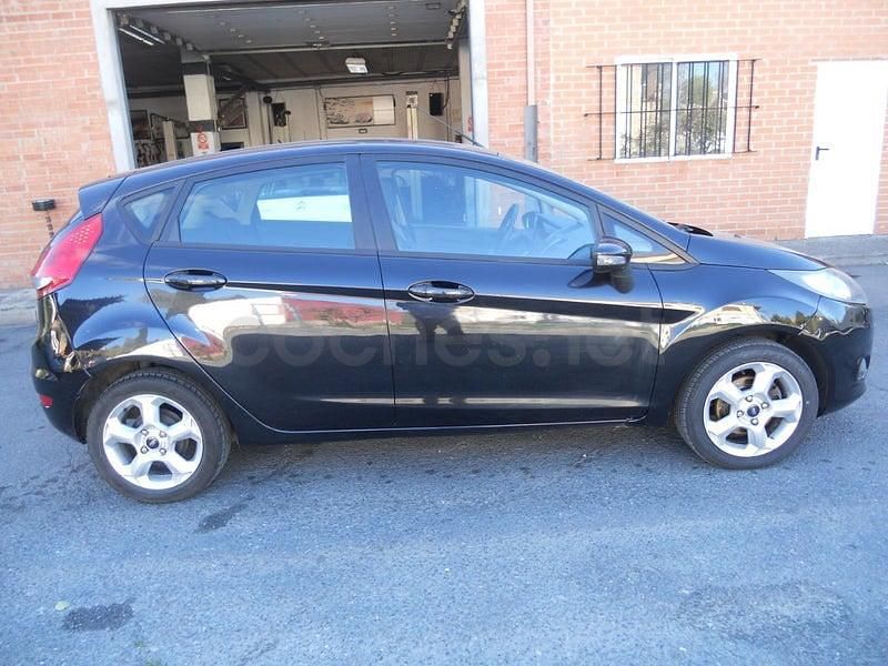 Usado Ford Fiesta Trend 90 CV (66 kW) 2009 Negro Utilitario