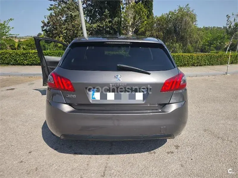 Usado Peugeot 308 Allure 130 CV (95 kW) 2018 Gris / plata Berlina