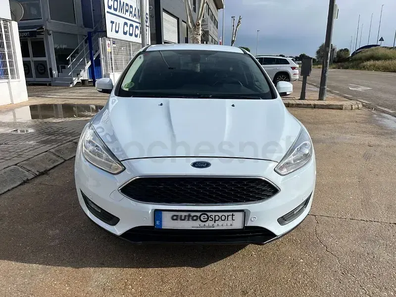 Usado Ford Focus Trend 120 CV (88 kW) 2017 Blanco Berlina