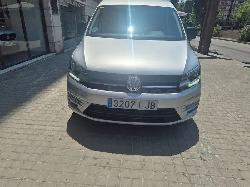 Usado VW Caddy 102 CV (75 kW) 2020 Gris / plata Monovolumen