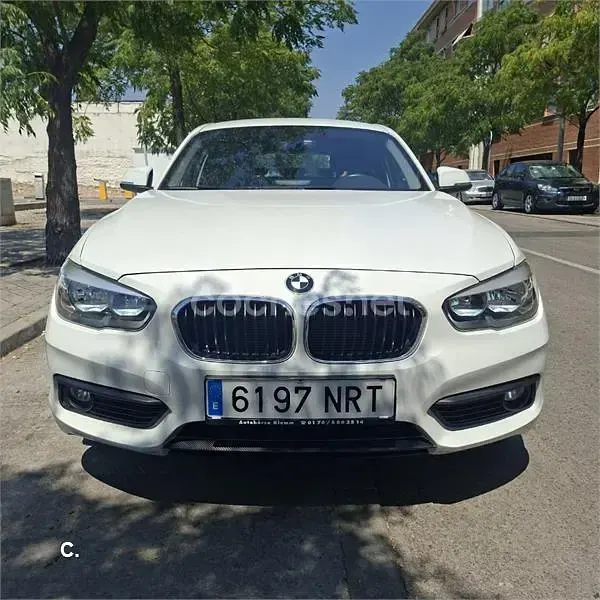 Usado BMW 118 Comfort Edition 136 CV (100 kW) 2018 Blanco Berlina