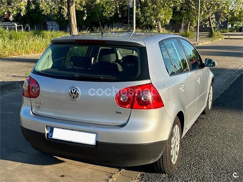 Usado VW Golf V Trendline 102 CV (75 kW) 2007 Gris / plata Berlina
