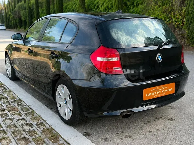 Usado BMW 116 122 CV (89 kW) 2009 Negro Utilitario