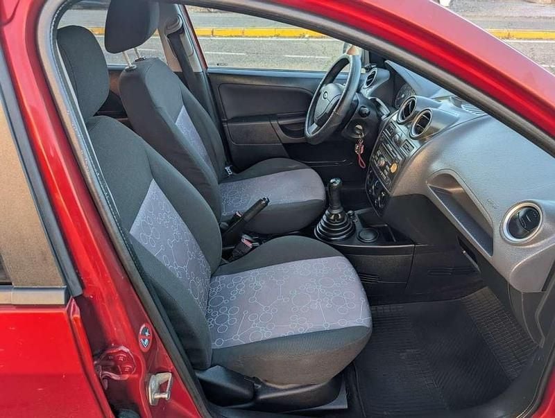 Usado Ford Fiesta Ambiente 68 CV (50 kW) 2006 Burdeos Utilitario