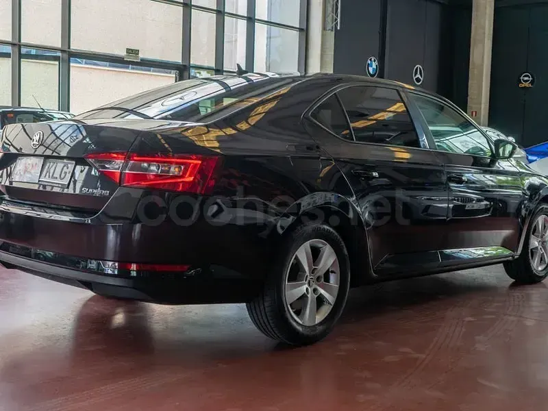 Usado Skoda Superb Active 150 CV (110 kW) 2018 Negro Berlina