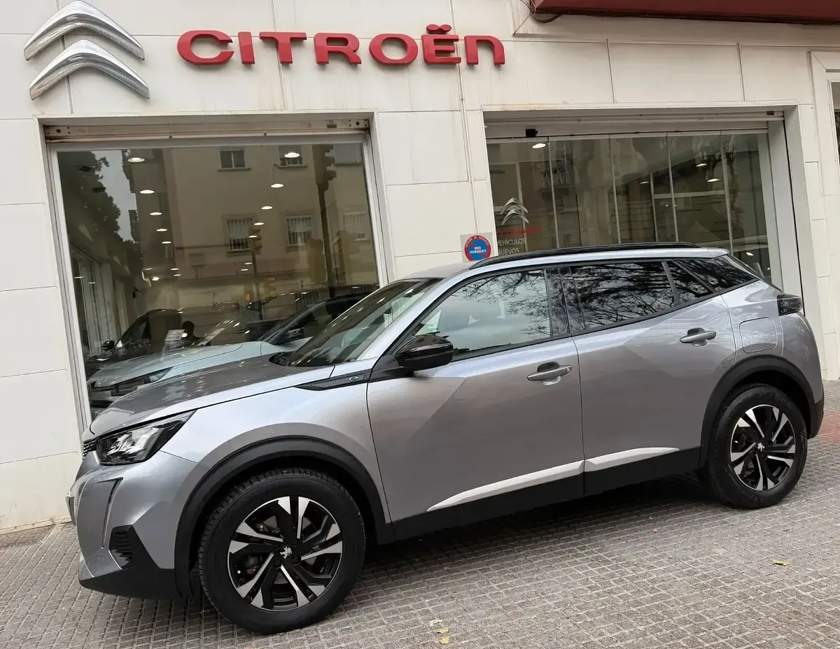 Usado Peugeot e-2008 Allure 100 kW (136 CV) 2023 Gris SUV