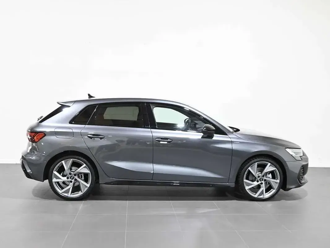 Usado Audi A3 Sportback Comfort 150 CV (110 kW) 2025 Gris Utilitario