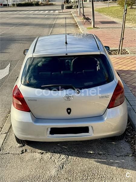 Usado Toyota Yaris 87 CV (63 kW) 2006 Gris / plata Berlina