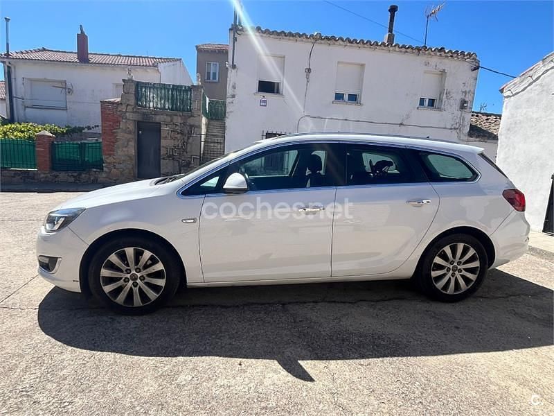 Usado Opel Astra Sportive 130 CV (95 kW) 2013 Blanco Familiar