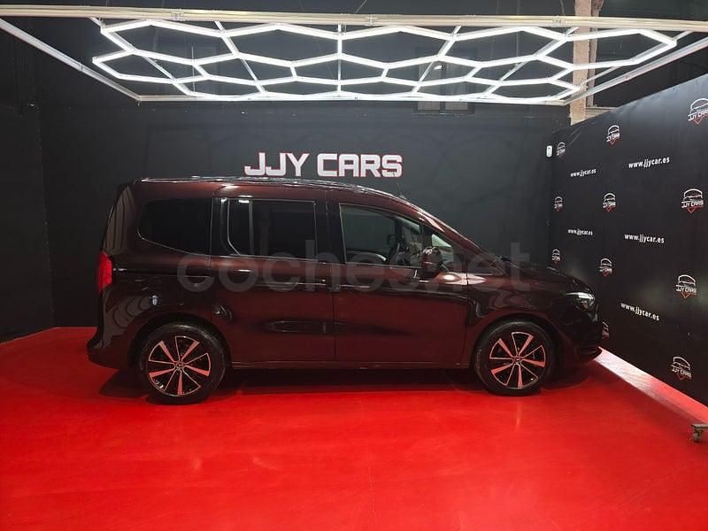 Usado Mercedes T180 116 CV (85 kW) 2023 Granate Monovolumen