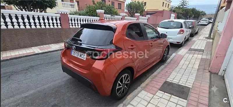 Usado Toyota Yaris Hybrid Style 116 CV (85 kW) 2022 Rojo Berlina
