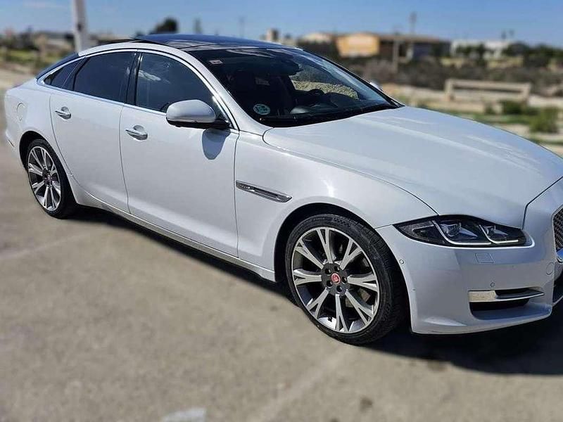 Usado Jaguar XJ R-Sport 300 CV (220 kW) 2018 Blanco Berlina