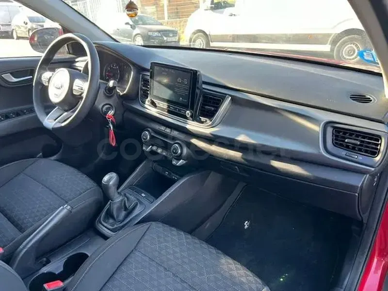 Usado Kia Rio 120 CV (88 kW) 2020 Granate Berlina