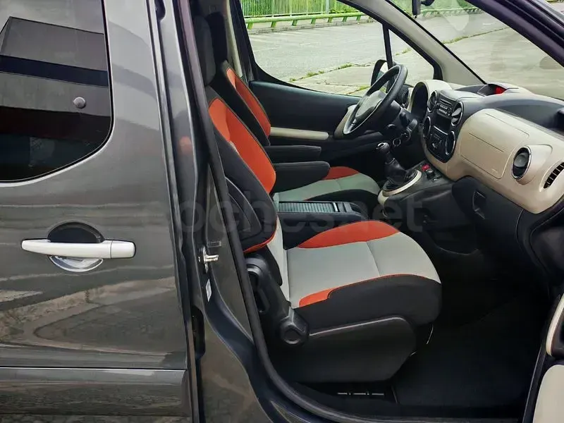 Usado Peugeot Partner Tepee Active 100 CV (73 kW) 2015 Gris / plata Monovolumen