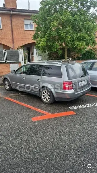 Usado VW Passat Advance 130 CV (95 kW) 2004 Gris / plata Familiar