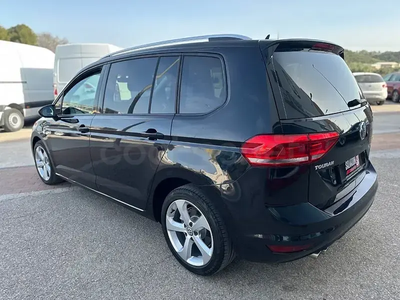 Usado VW Touran Advance 150 CV (110 kW) 2017 Negro Monovolumen