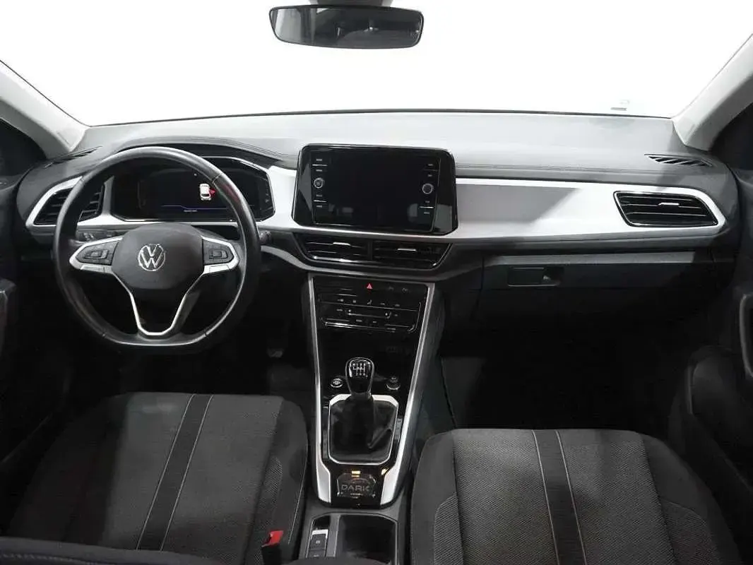 Usado VW T-Roc 110 CV (80 kW) 2023 Gris / plata SUV