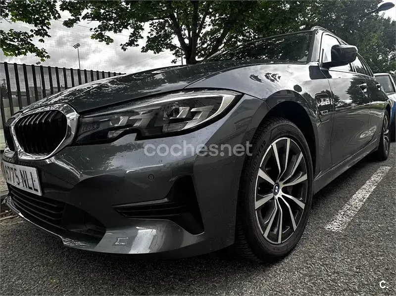 Usado BMW 330e Sport Line 292 CV (214 kW) 2022 Gris / plata Familiar