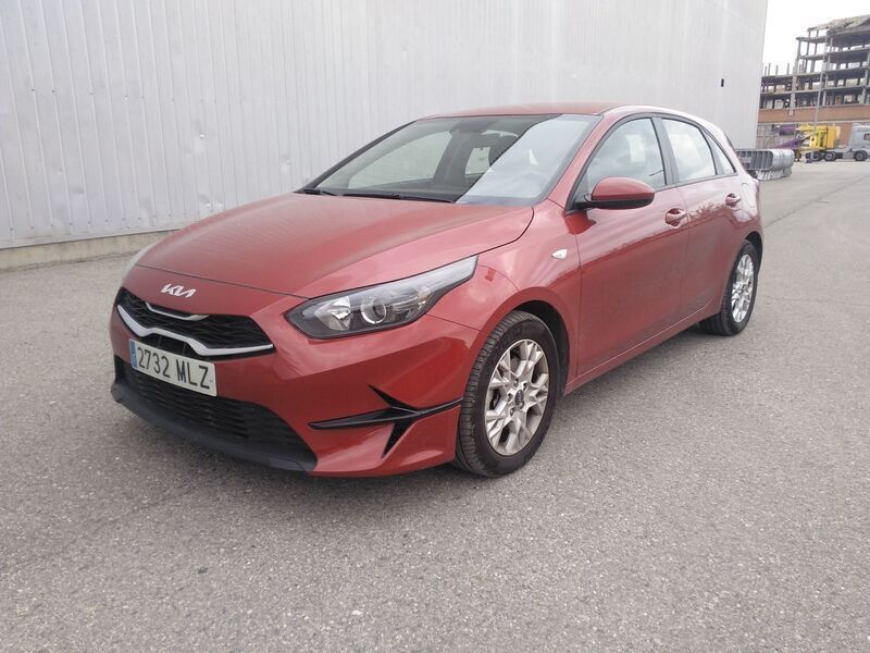 Rojo Usado 2023 Kia Ceed Berlina | 18.900 € (Precio justo) - Imagen 1/4